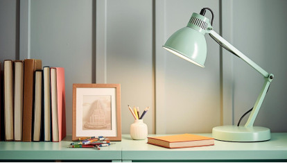 Как выбрать настольную лампу: безопасность зрения и оптимальное расположение
