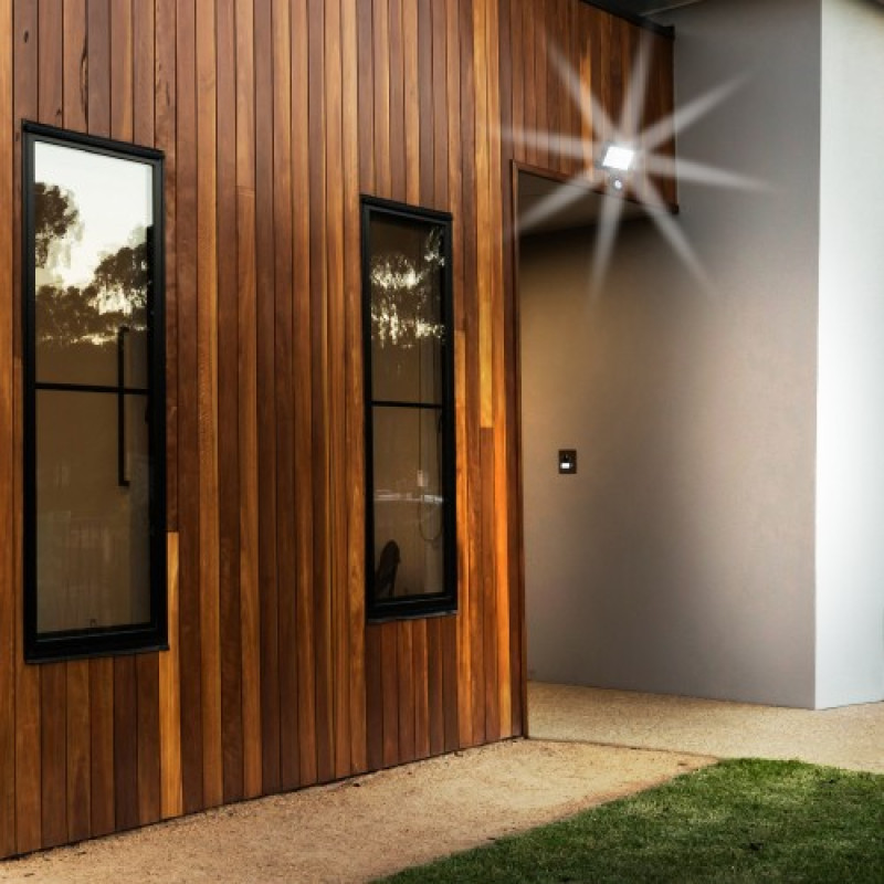 Светодиодный прожектор ARDERO LL-2020ARD 20W 1200Lm 6500K черный IP65 с датчиком (80022)