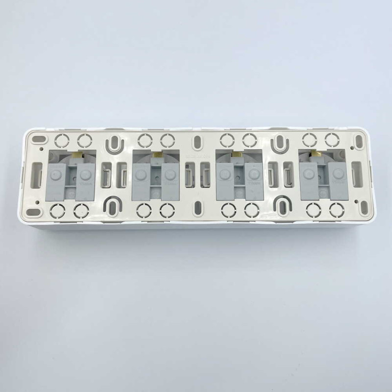 Розетка накладна Nilson Unique біла 4-на з заземленням ( 28111083 )