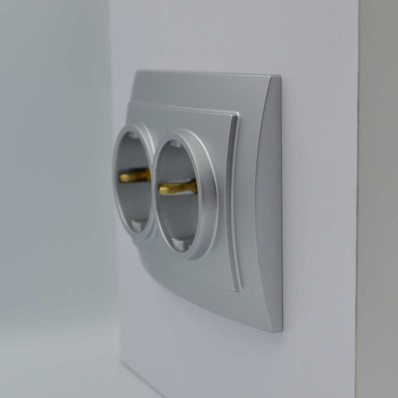 Розетка двомісна з/з NILSON Touran срібло 24131025