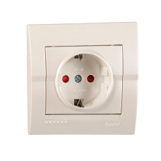 Розетка одинарная з/з и защитными шторками LEZARD Deriy жемчужно-белая 702-3030-124