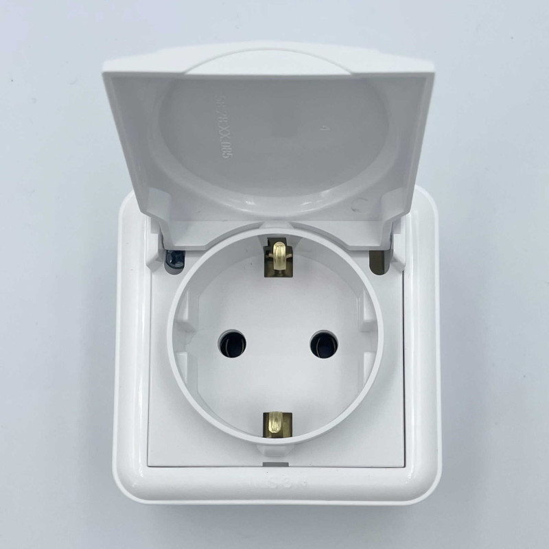 Розетка Nilson Unique белая 1-я с заземлением с крышкой ( 28111018 )