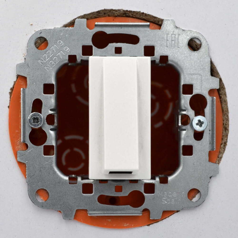 Розетка Zenit белая 1-я каб. выход 1мод. (2CLA210700N1101)