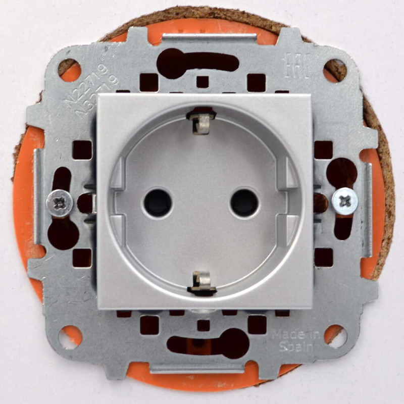 Розетка Zenit серебряная 1-я с заземлением и защитными шторками ( 2CLA228800N1301 )