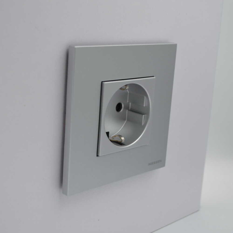 Розетка Zenit серебряная 1-я с заземлением и защитными шторками ( 2CLA228800N1301 )