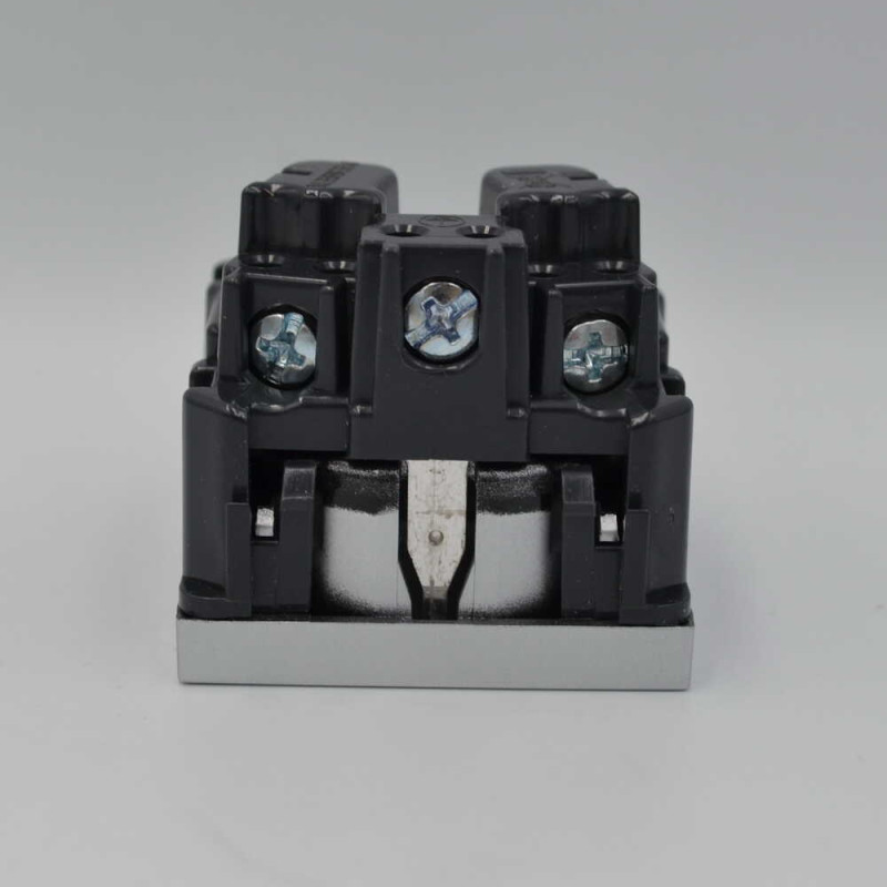 Розетка Zenit серебряная 1-я с заземлением и защитными шторками ( 2CLA228800N1301 )