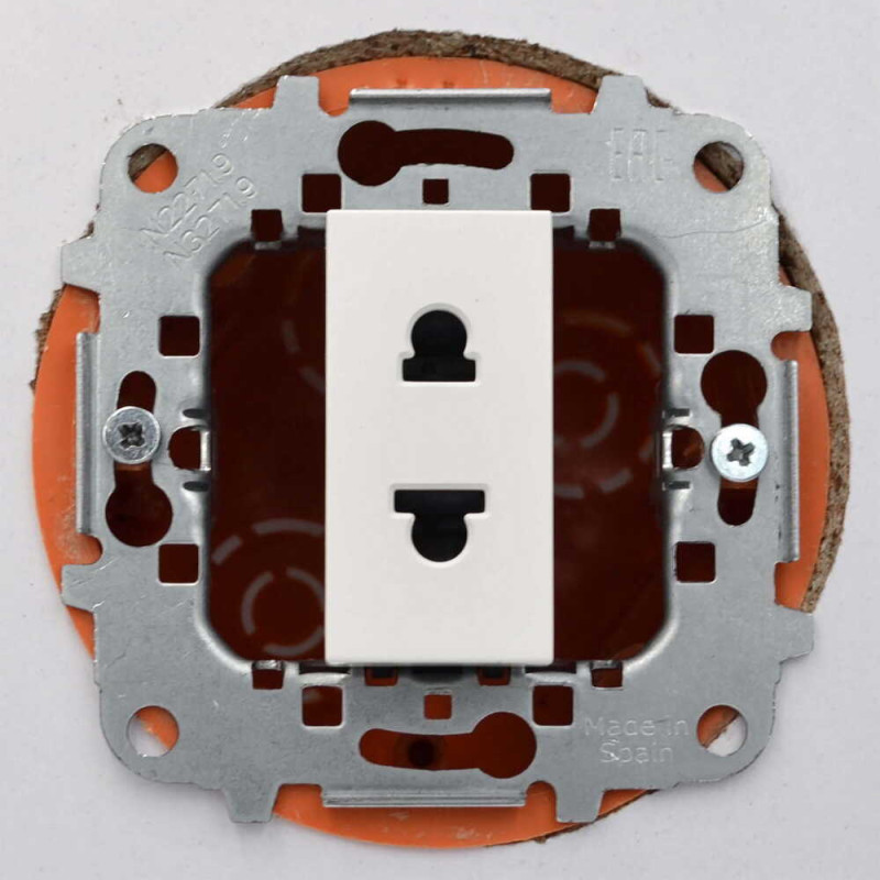 Розетка Zenit белая 1-я без заземления 1 мод. (2CLA213500N1101)