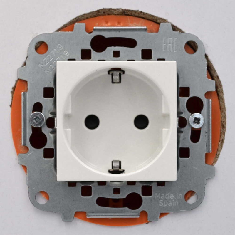 Розетка Zenit белая 1-я с заземлением и защитными шторками ( 2CLA228800N1101 )