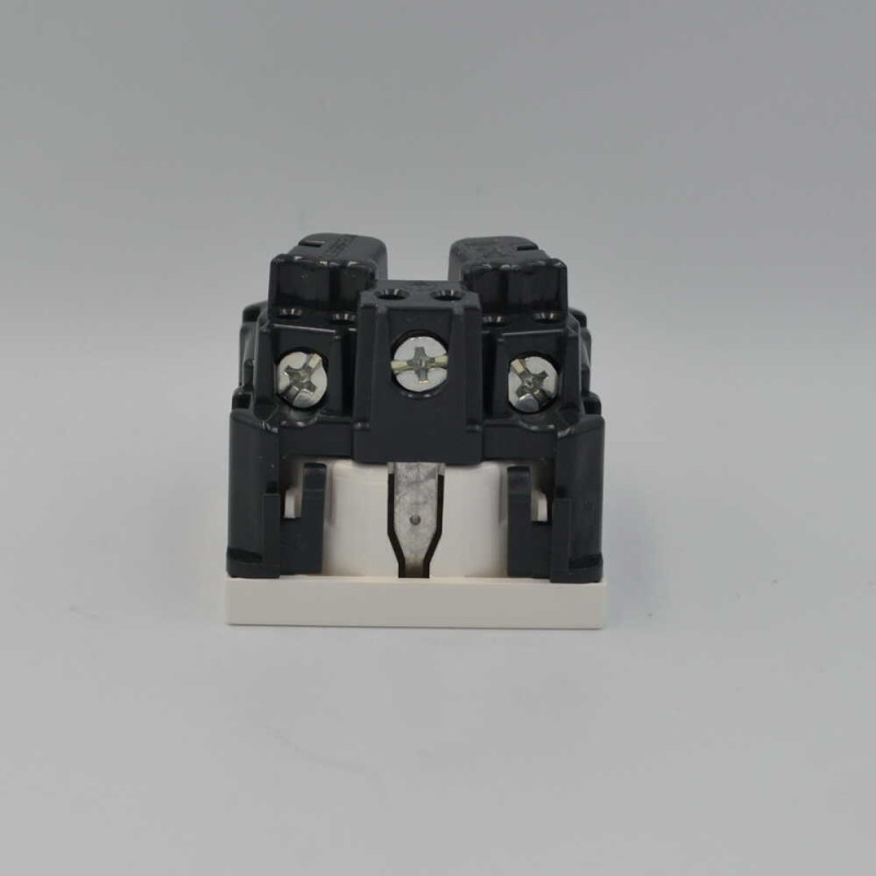 Розетка Zenit белая 1-я с заземлением и защитными шторками ( 2CLA228800N1101 )