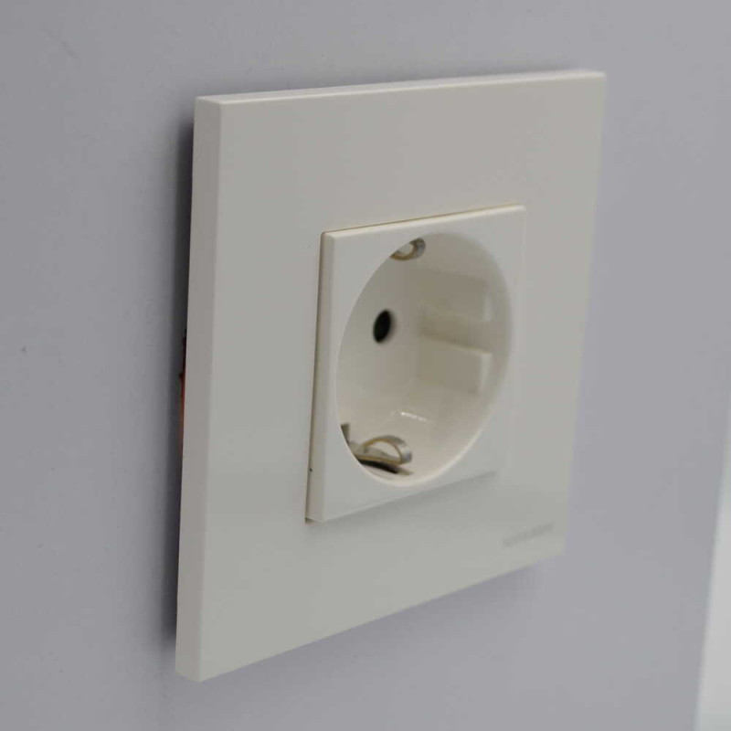 Розетка Zenit белая 1-я с заземлением и защитными шторками ( 2CLA228800N1101 )