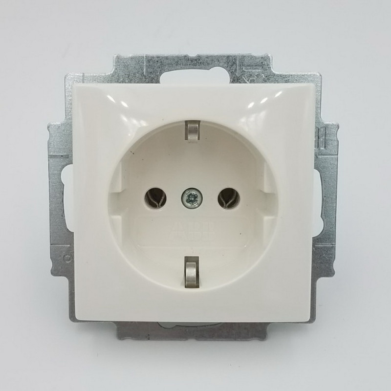 Розетка ABB basic55 белая 1-я с заземлением ( 2CKA002011A3855 )