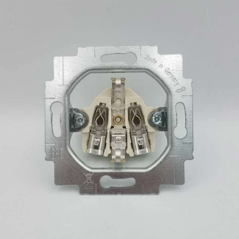 Розетка ABB basic55 белая 1-я с заземлением с крышкой ( 2CKA002018A0350 )