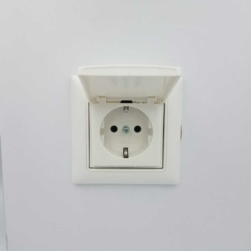 Розетка ABB basic55 белая 1-я с заземлением с крышкой ( 2CKA002018A0350 )