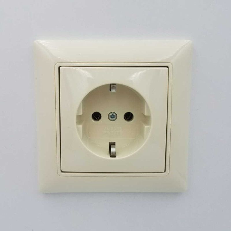 Розетка ABB basic55 слоновая кость 1-я с заземлением ( 2CKA002011A3857 )