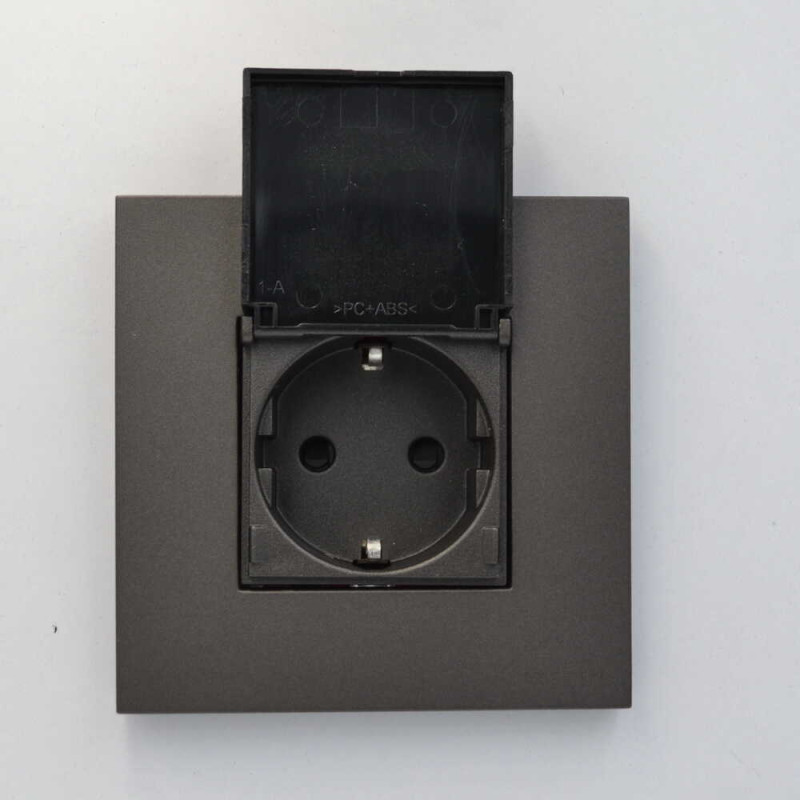 Розетка Zenit антрацит 1-на с заземлением и защитными шторками и крышкой ( 2CLA228810N1801 )