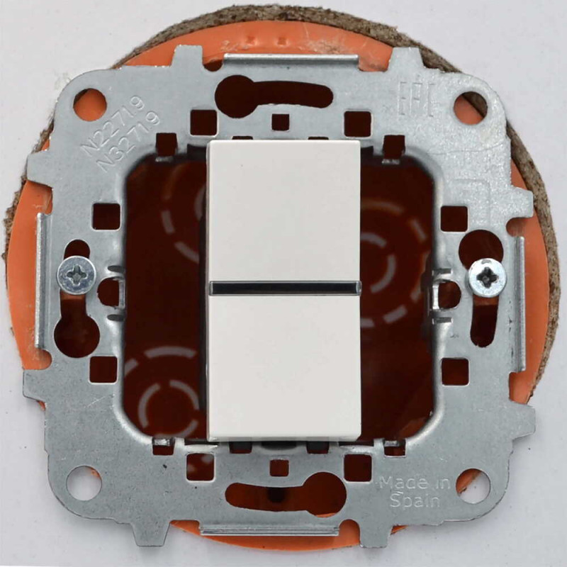 Выключатель Zenit белый 1-й мод. проходной ( 2CLA210200N1101 )