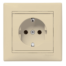 Розетка с заземлением с крышкой слоновая кость Valena Legrand (774322)