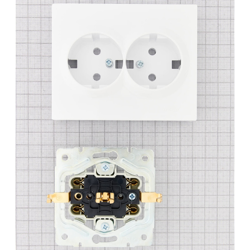 Розетка двойная с/з LEZARD Vesna белый 742-0200-127В