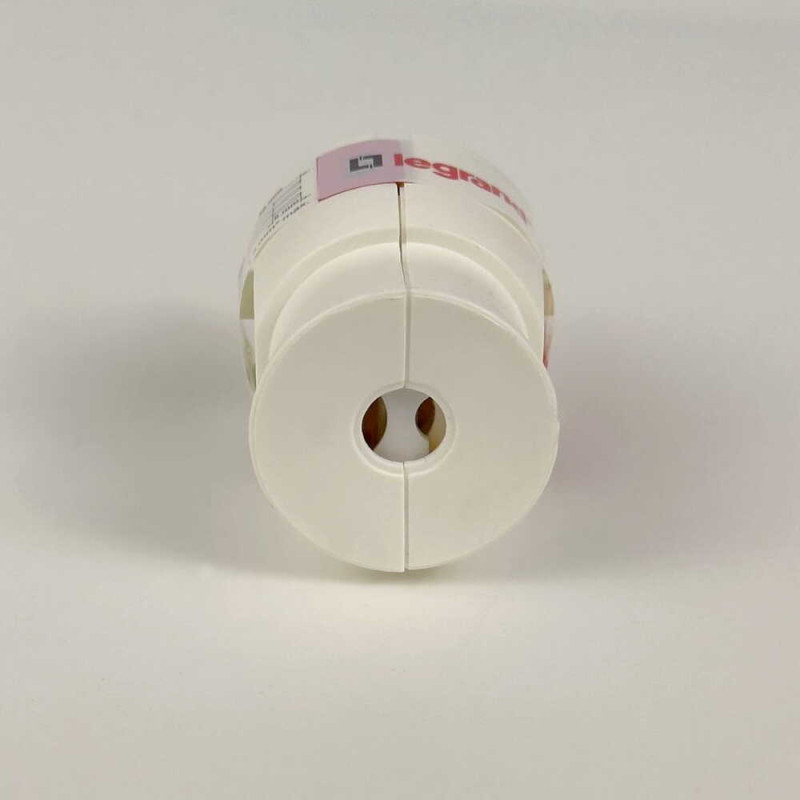 Вилка Legrand з заземленням 16A прямий ввід біла ( 050187 )