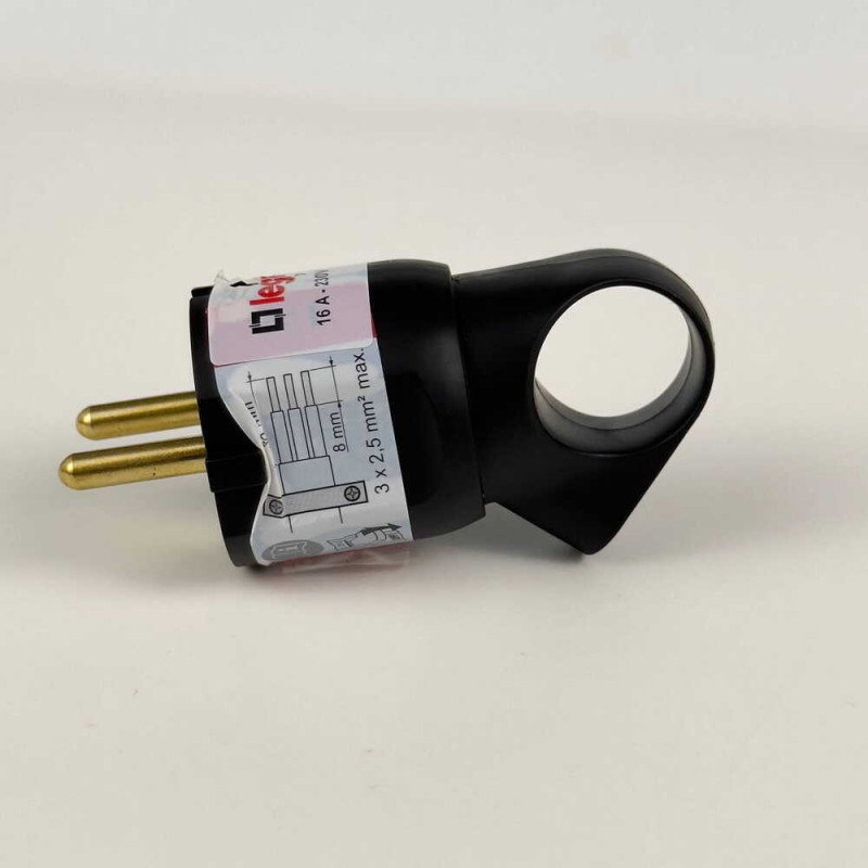 Вилка Legrand с заземлением 16A косой ввод черная (050194)