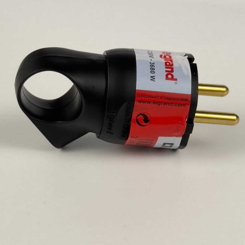 Вилка Legrand с заземлением 16A косой ввод черная (050194)