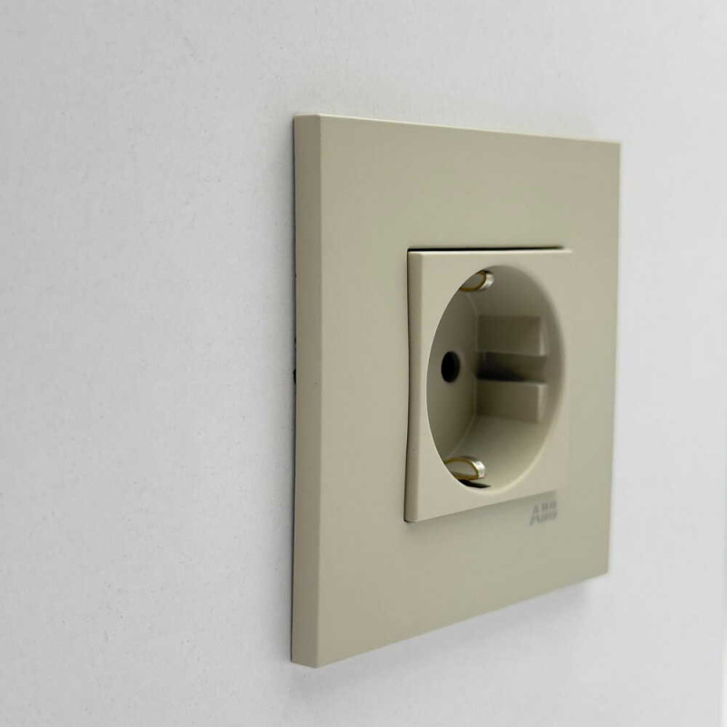 Розетка Zenit дюна 1-я с заземлением и защитными шторками ( 2CLA228800N6201 )