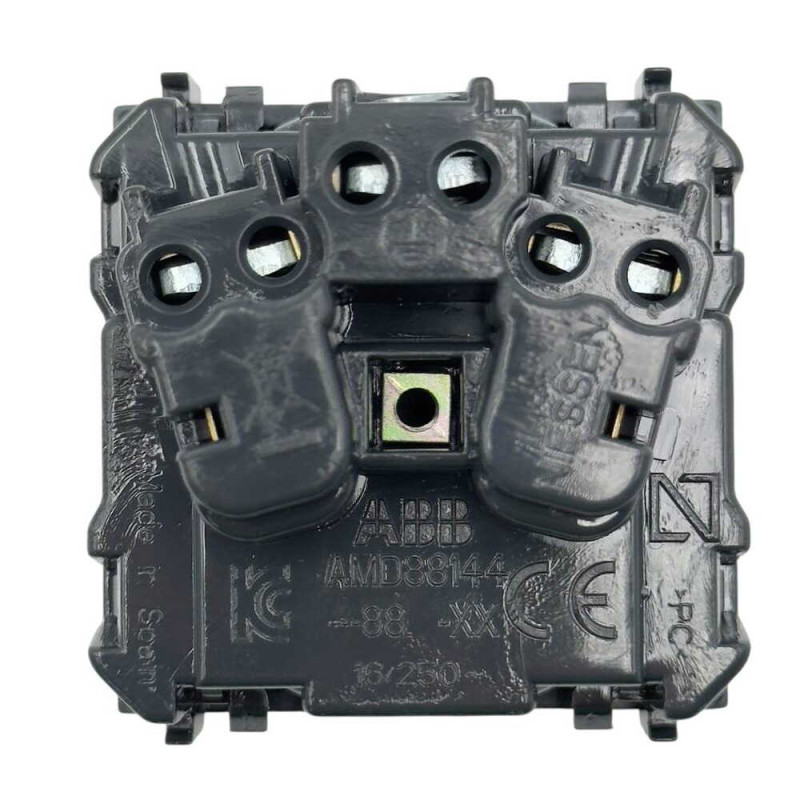 Розетка Zenit дюна 1-я с заземлением и защитными шторками ( 2CLA228800N6201 )