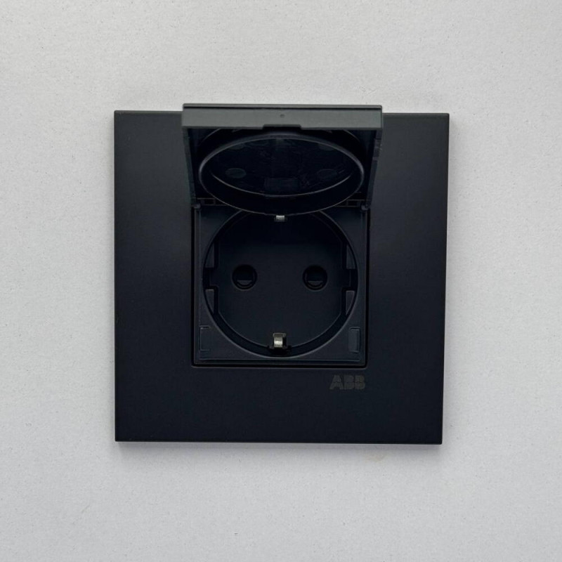 Розетка Zenit черный мат 1-я с заземлением и крышкой ( 2CLA228810N1501 )