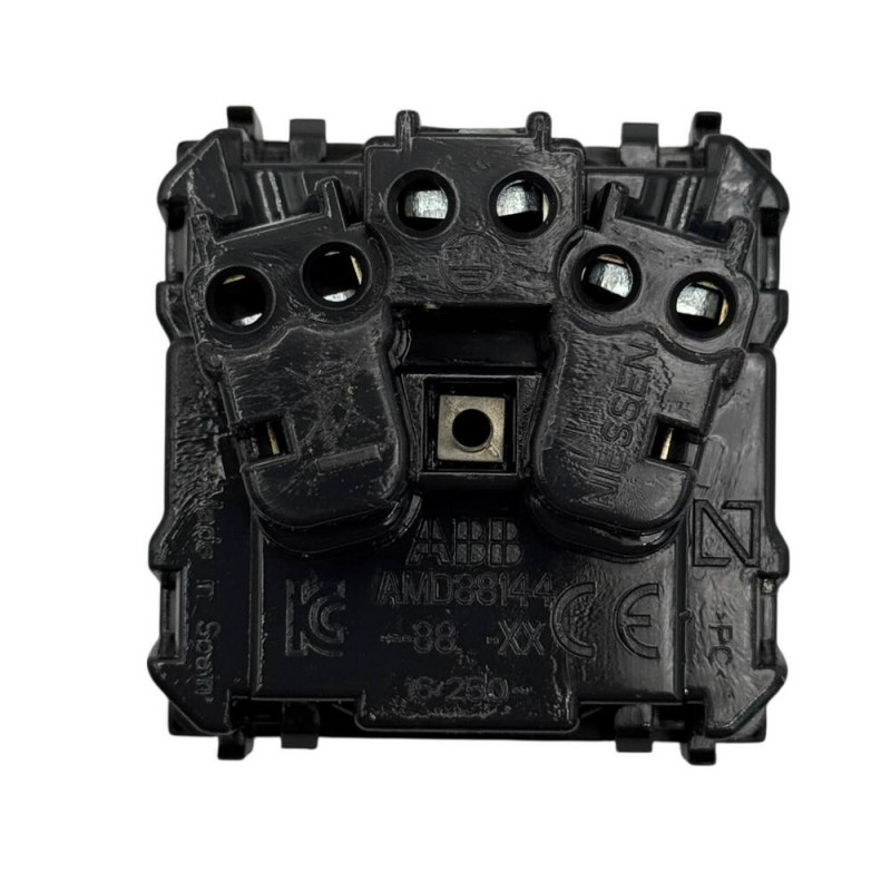 Розетка Zenit черный мат 1-я с заземлением и защитными шторками ( 2CLA228800N1501 )