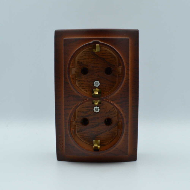 Розетка Nilson Themis орех 2-я с заземлением ( 26271025 )