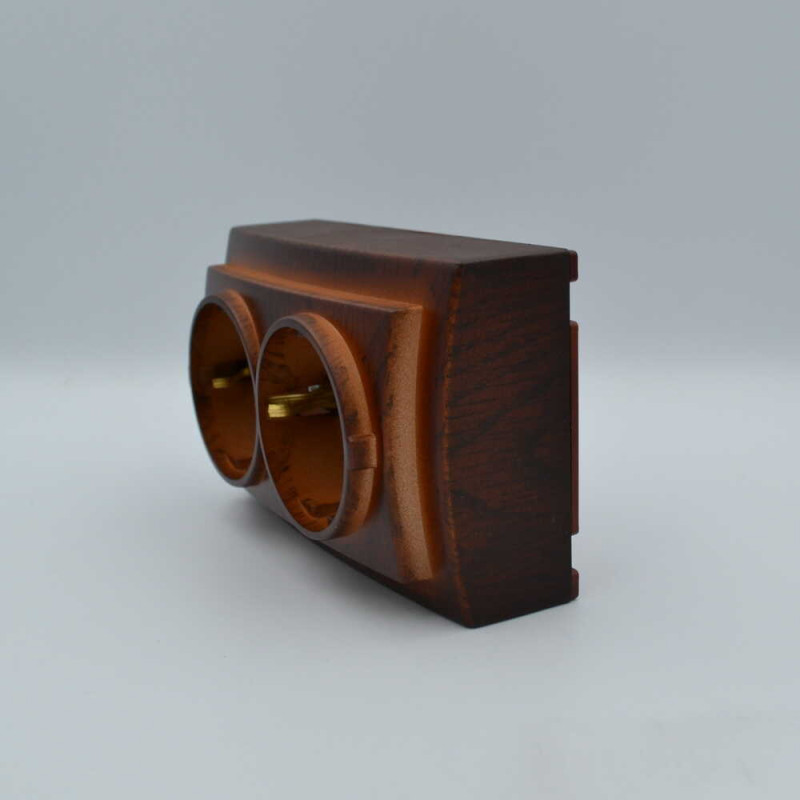 Розетка Nilson Themis орех 2-я с заземлением ( 26271025 )