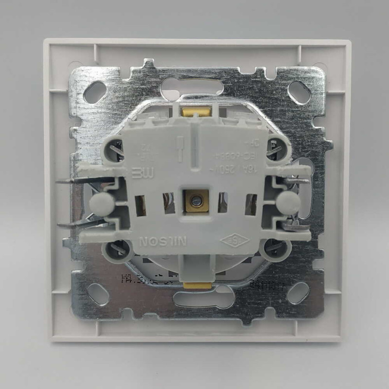 Розетка одинарная с/з и шторкой Nilson Thor белая 27111019