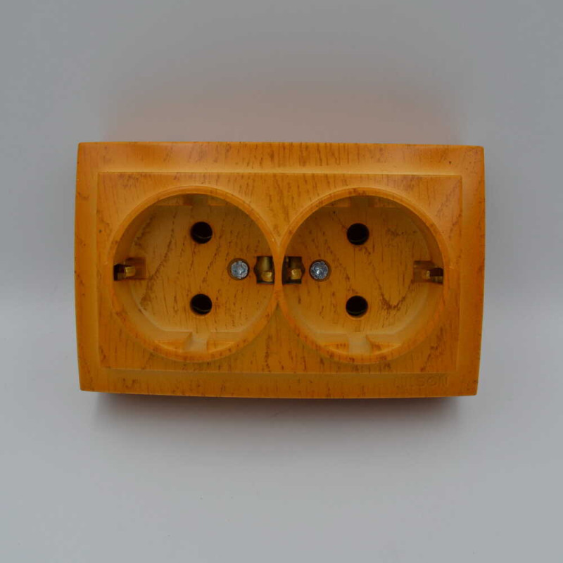 Розетка Nilson Themis дуб 2-я с заземлением ( 26251025 )