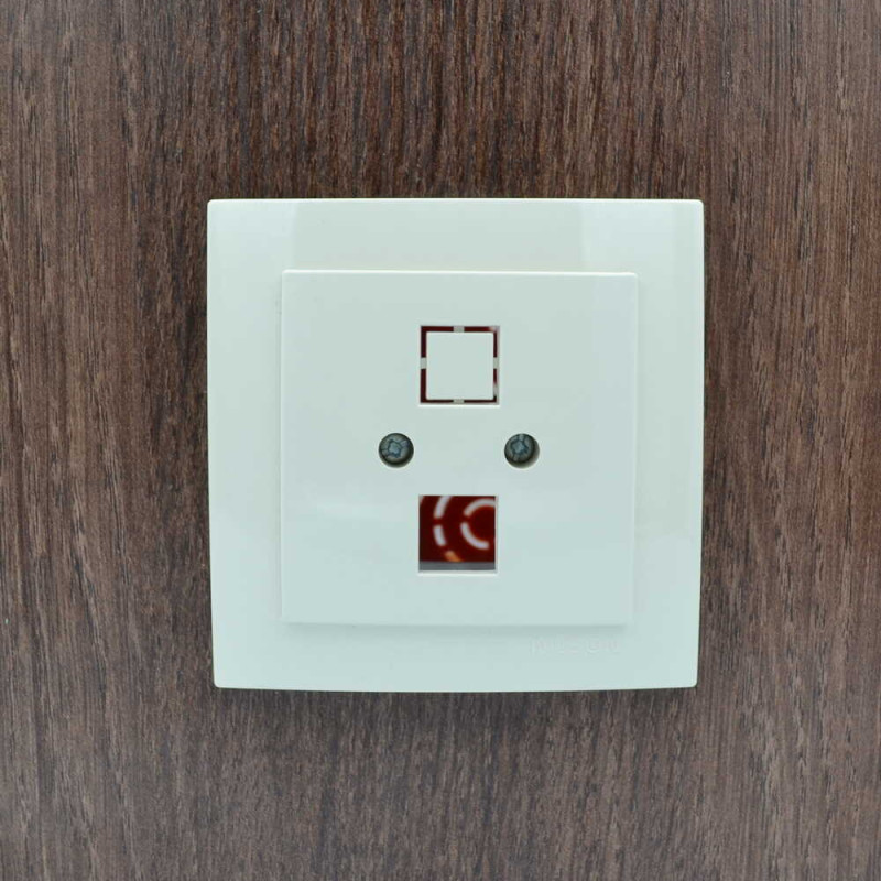 Розетка одинарная компьютерная без модуля NILSON Touran крем 24121042