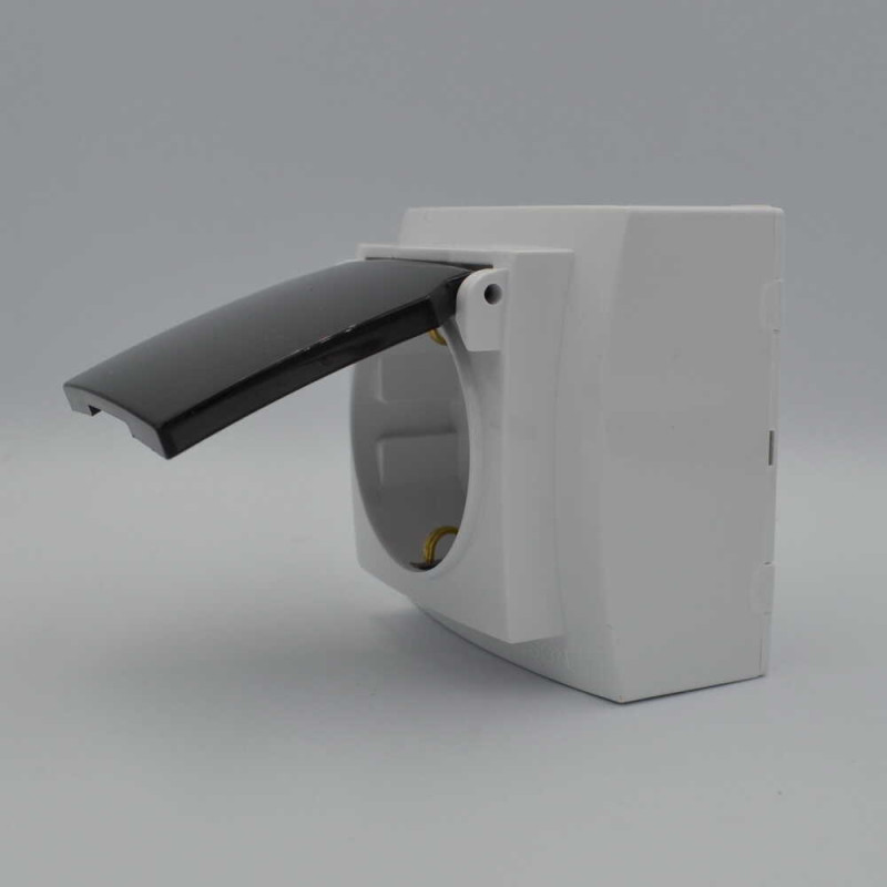 Розетка Nilson Themis белая 1-я с заземлением с крышкой ( 26111018 )